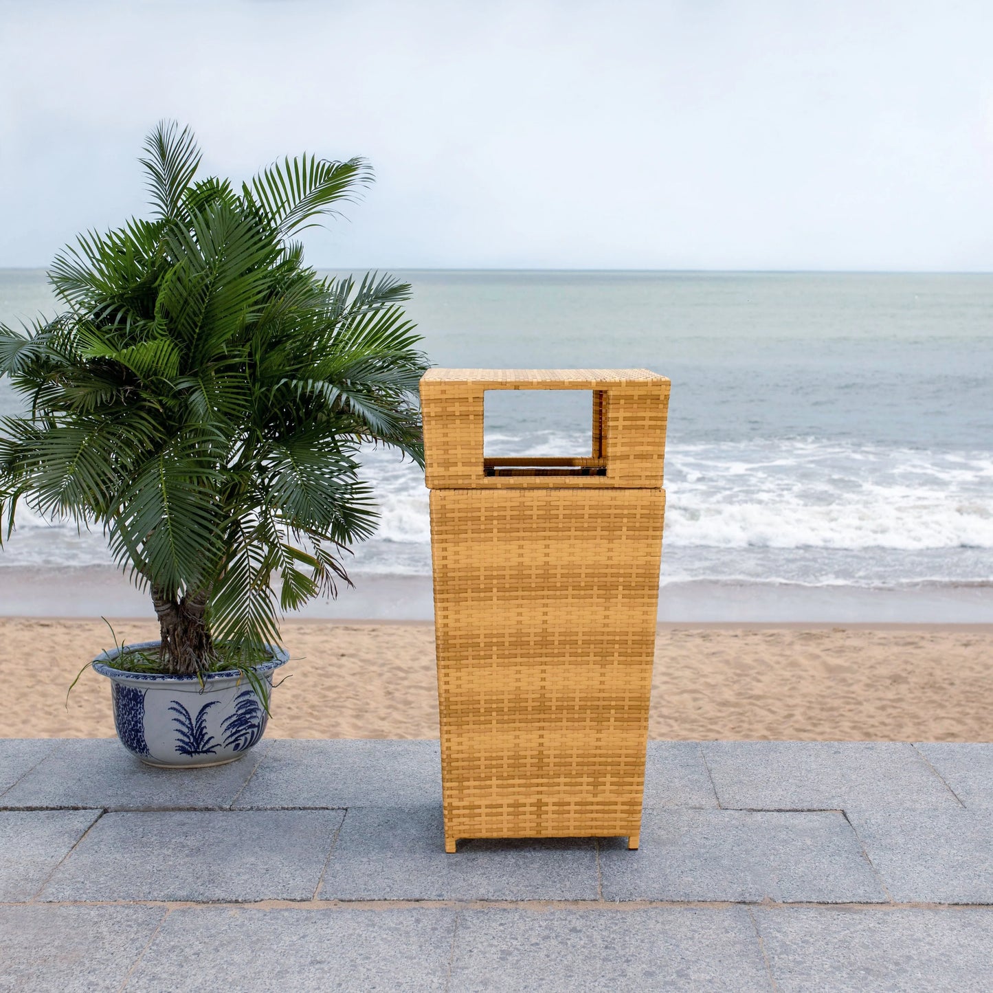 SAFAVIEH Outdoor Jennie Trash Bin (Fully Assembled)