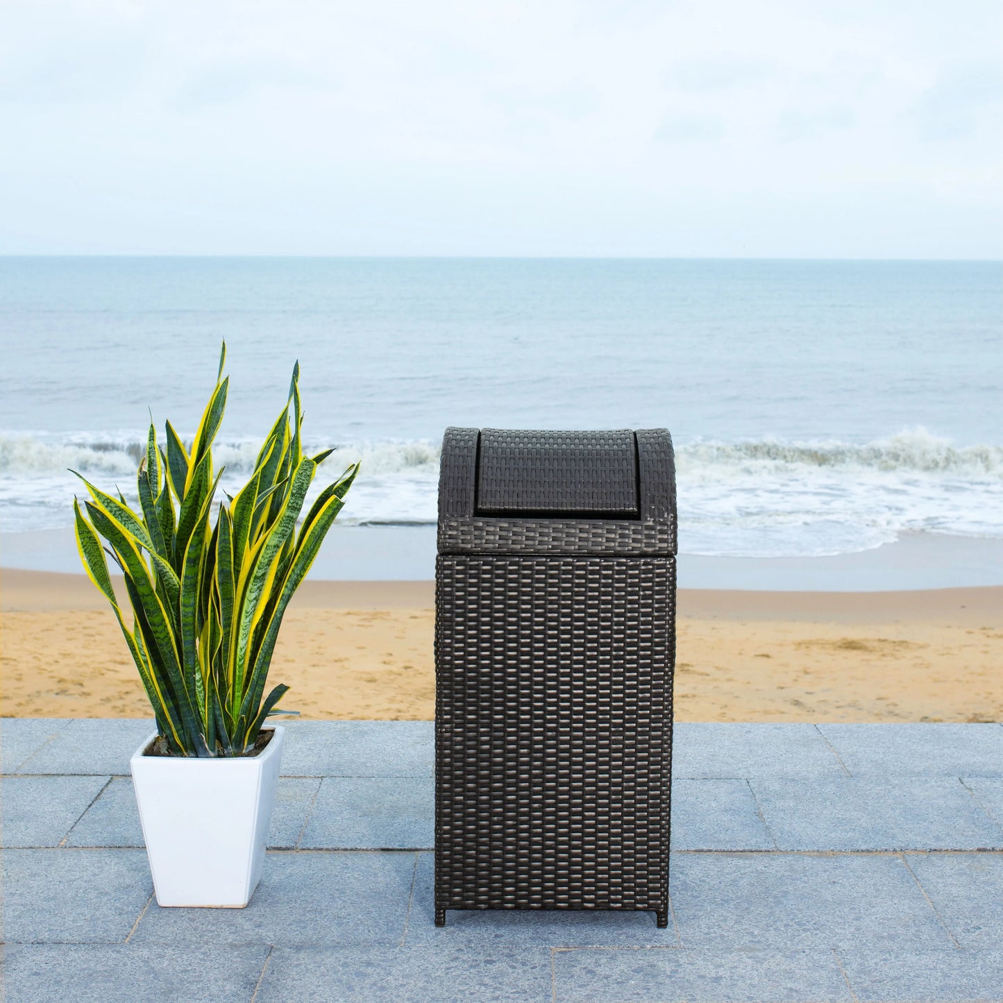 SAFAVIEH Outdoor Karyme Trash Bin (Fully Assembled)