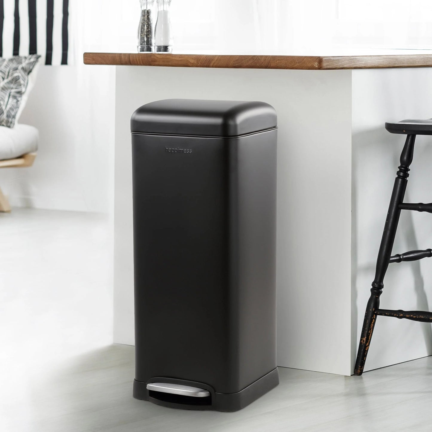happimess Betty Retro 8-Gallon Step-Open Trash Can
