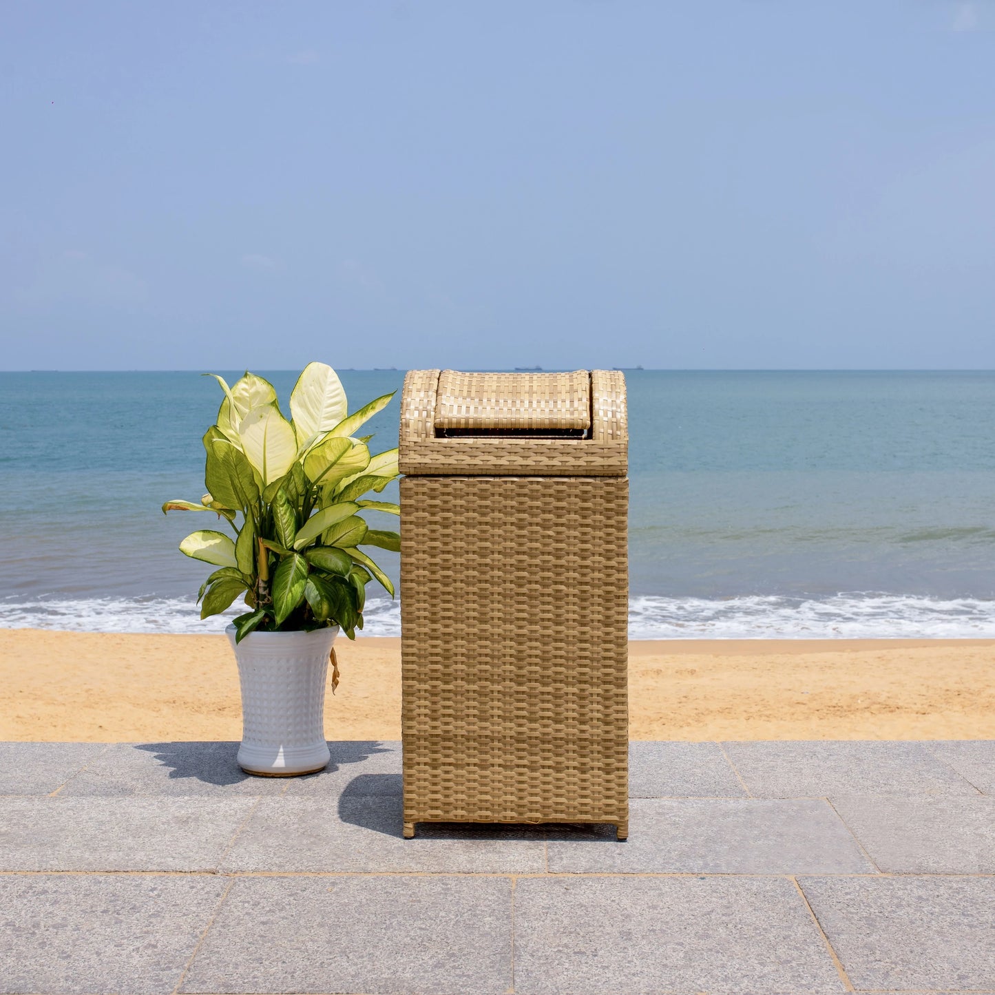 SAFAVIEH Outdoor Karyme Trash Bin (Fully Assembled)